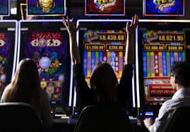 66zz Live Casino Baccarat Table တွင် HD Streaming ဖြင့် ကစားနေသောပုံ